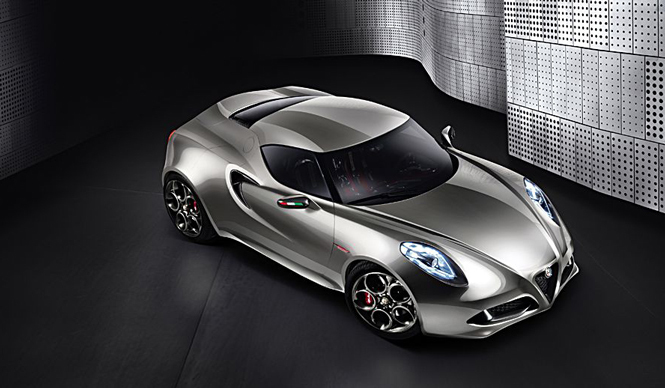  Alfa Romeo｜シルバーカラーを纏ったアルファ製ミドシップスポーツ Alfa Romeo ギャラリー