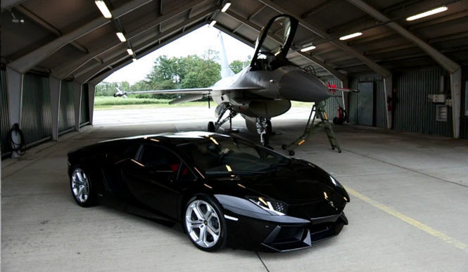 ランボルギーニ最新最強のアヴェンタドールが、空戦の王に挑む！｜Lamborghini ギャラリー