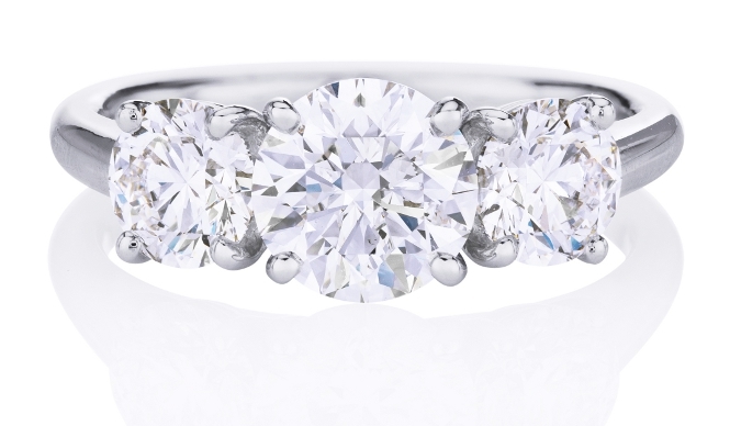 DE BEERS｜3つのダイヤに込められた人生の調和「DB クラシック トリオ リング」誕生 ギャラリー