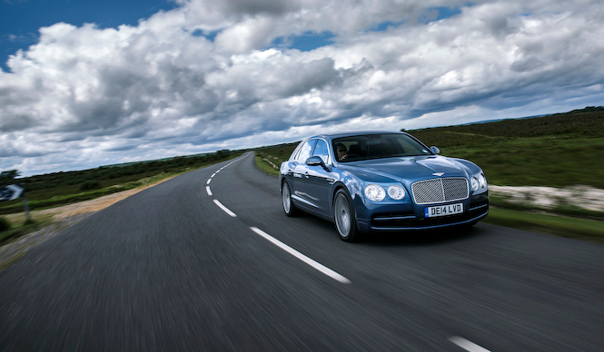 V8を搭載するフライングスパーを英国で試乗｜Bentley ギャラリー