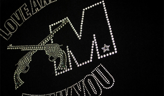 「M」の設立6周年記念のコラボレーションTシャツ｜roar ギャラリー
