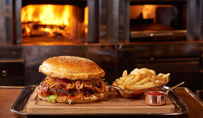 EAT｜グランド ハイアット 東京に直径20センチの巨大バーガーが登場 ギャラリー