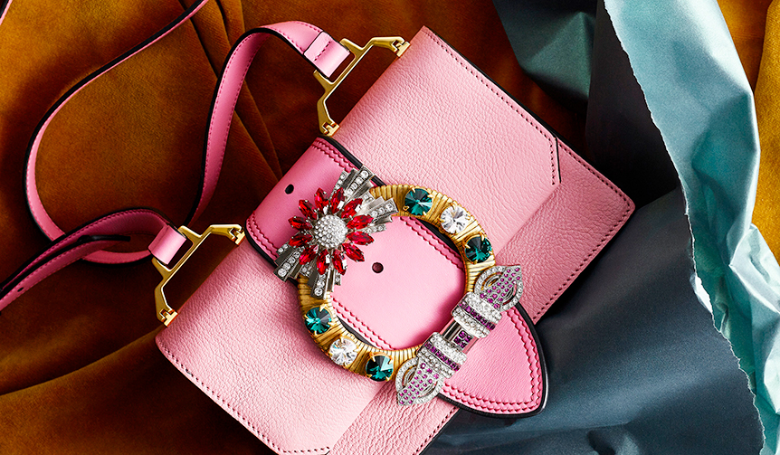 ミュウミュウのクリスマスコレクション「Divines Curiosités」が登場｜MIU MIU ギャラリー