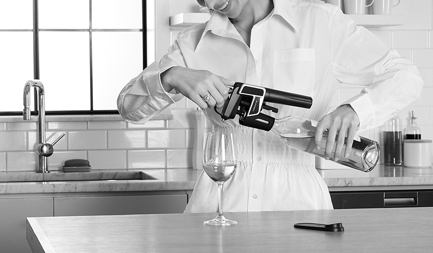 コルクを抜くことなくボトルの中のワインを注げる革新的ツール「CORAVIN」｜DESIGN ギャラリー
