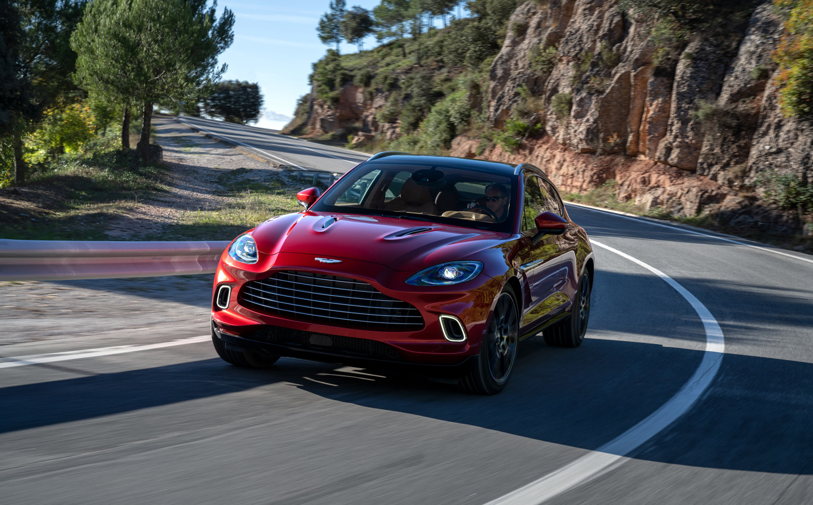 スポーツカーの遺伝子を受け継いだSUV「アストンマーティン DBX」デビュー｜Aston Martin