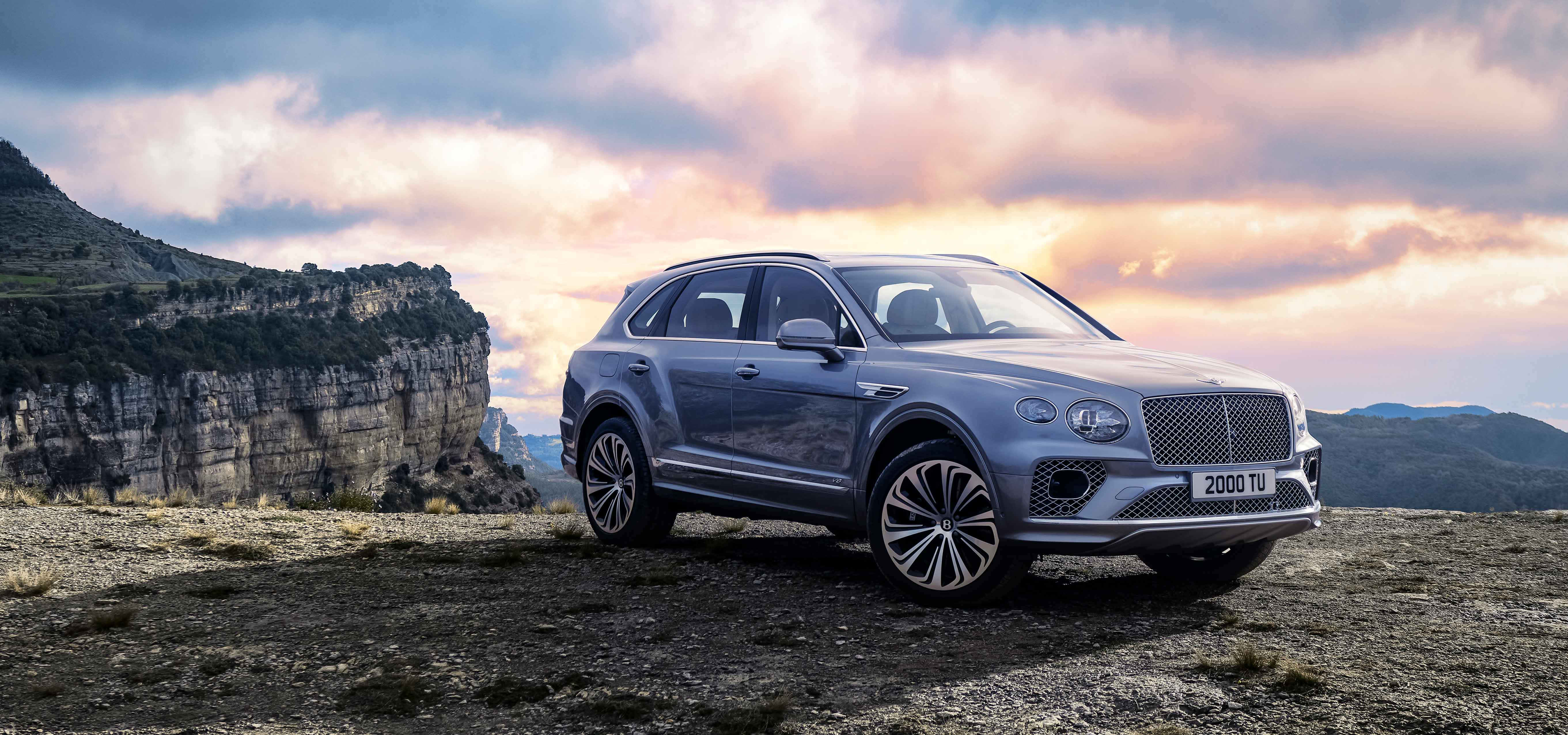 ベントレーが新しいデザインをまとった新型「ベンテイガ」を公開｜Bentley