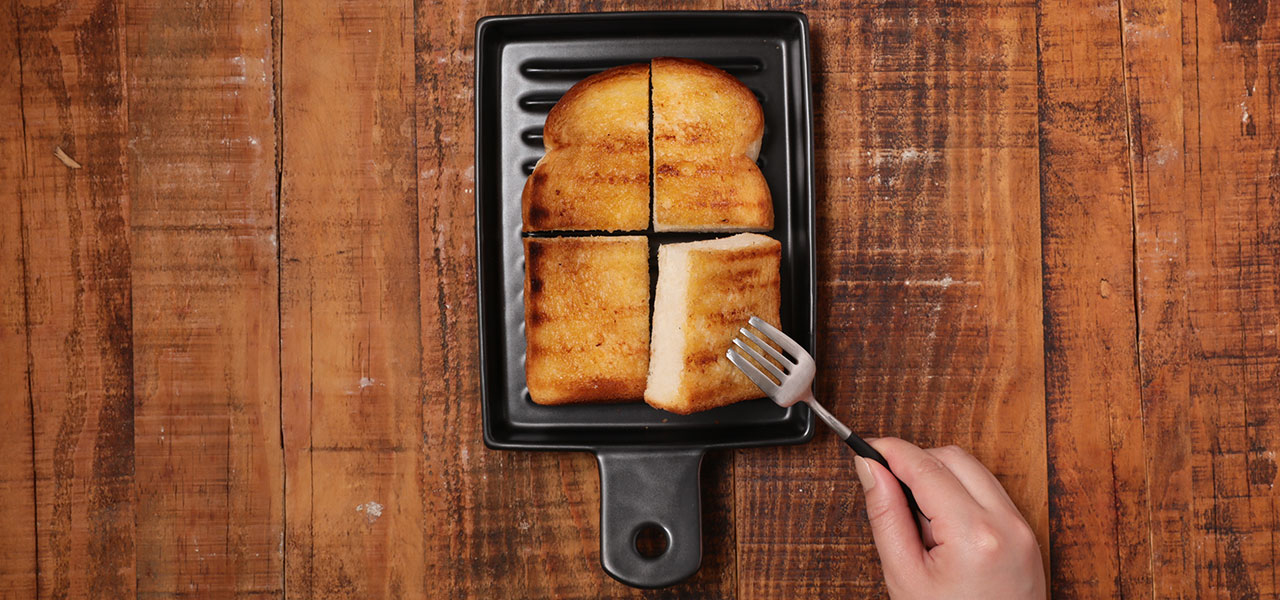 直火と遠赤外線効果で極上のトーストをつくる、パン専用の陶器プレート｜Cook very