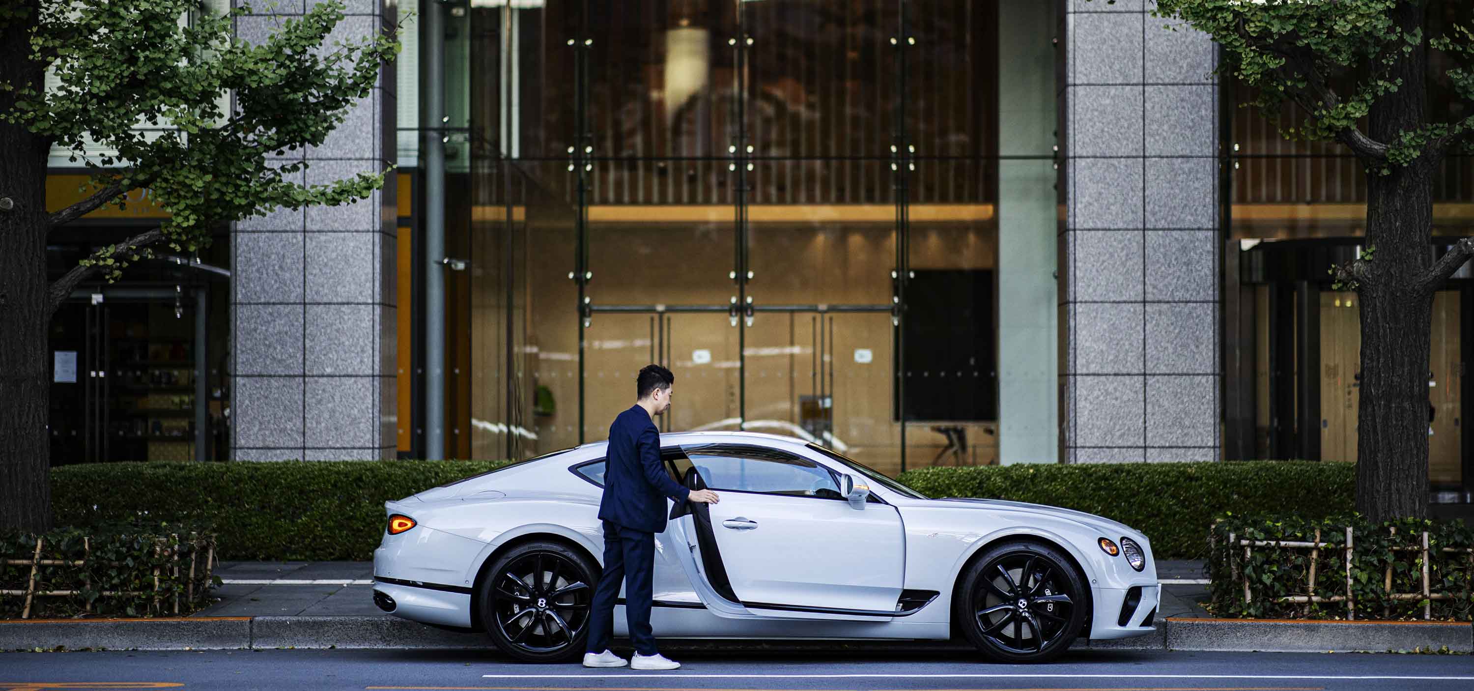 ライフアチーバーが語るベントレーの魅力──歯科医師 栗林研治先生×ベントレーコンチネンタルGT V8｜Bentley