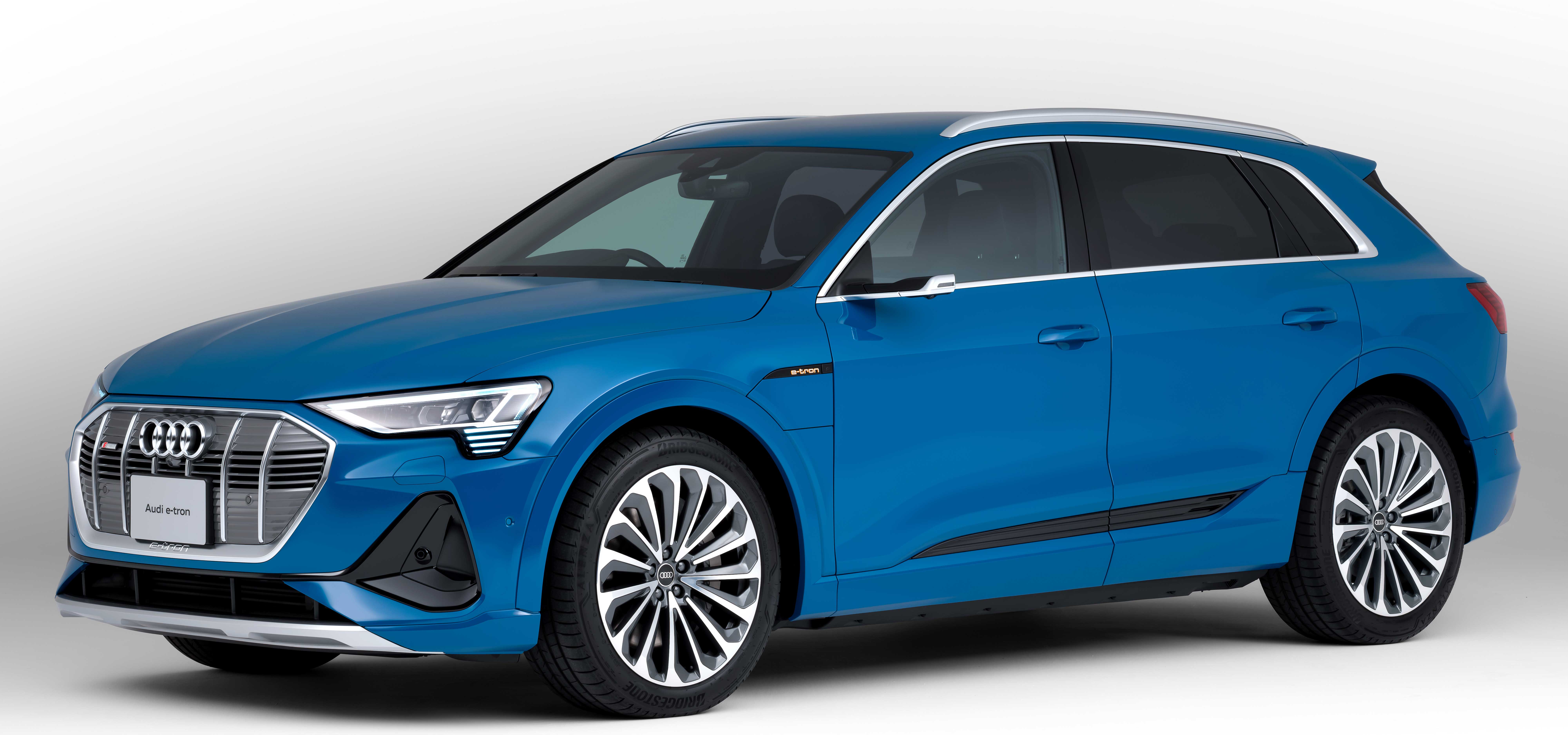 アウディの電気自動車e-tronシリーズにバッテリー容量71kWhの「50」が追加｜Audi
