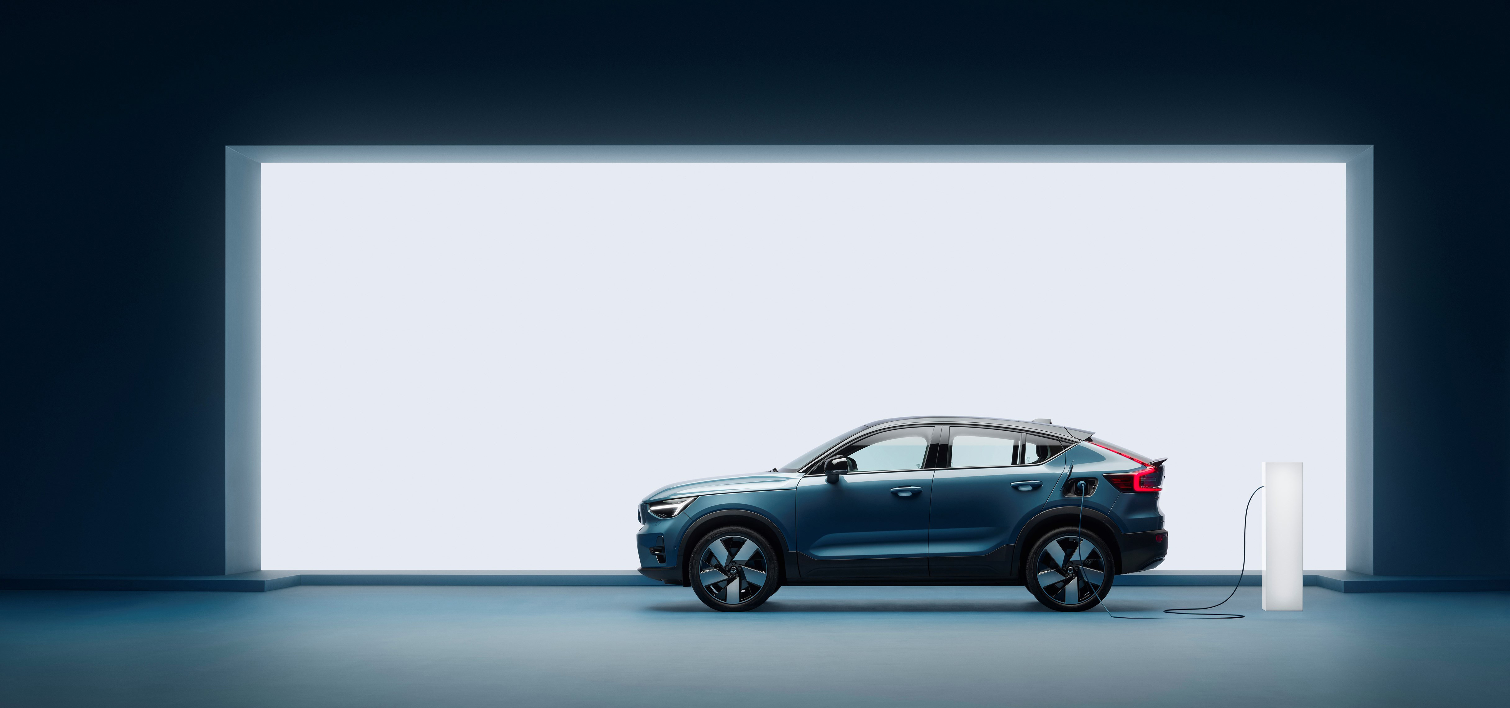 ボルボ、2030年までに完全なEVメーカーに  EV専用モデル「C40」もワールドプレミア｜VOLVO