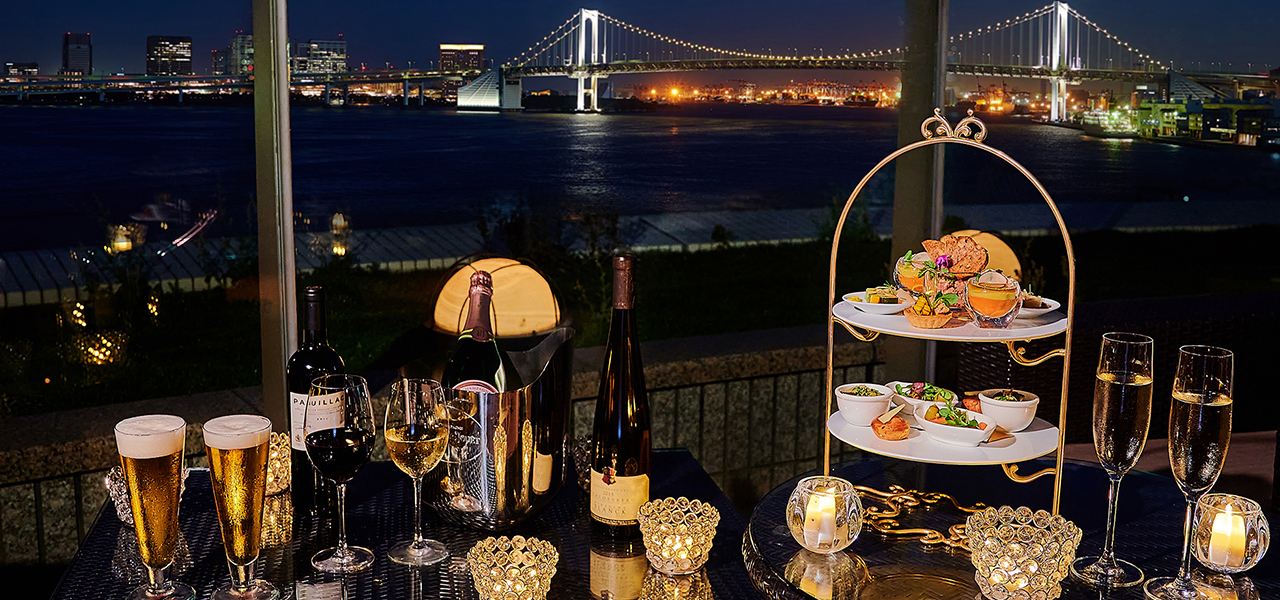 Enjoy champagne and beer on the terrace with panoramic views of Tokyo Bay's nightscape.