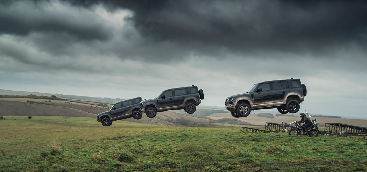 『007／ノー・タイム・トゥ・ダイ』に登場したディフェンダーがチャリティオークションに！｜Jaguar Land Rover