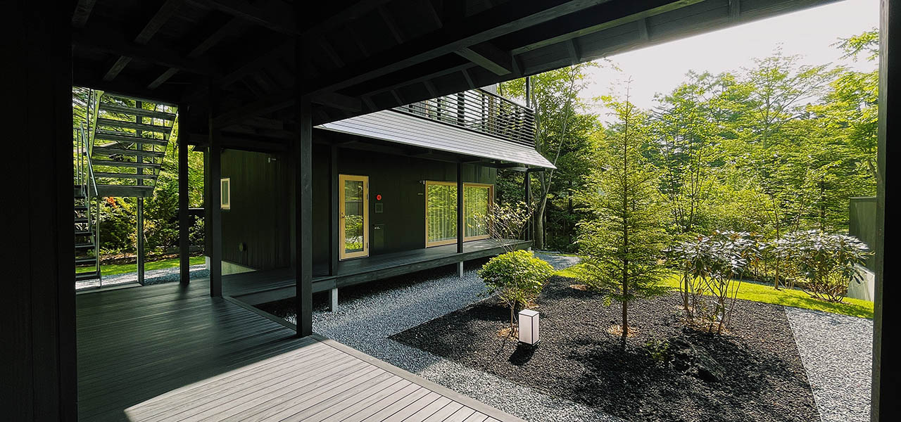 「ししいわハウス軽井沢」で楽しむ建築美と自然の静穏｜TRAVEL