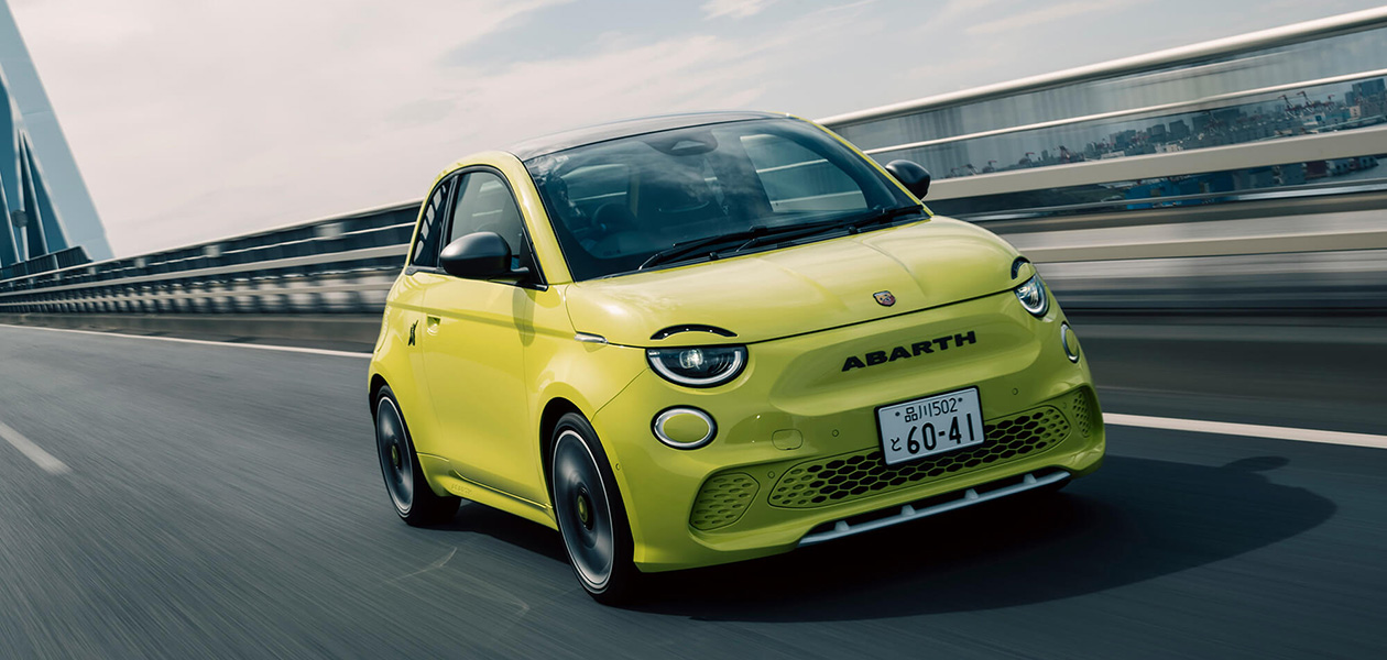 刺激的なエンジンサウンドを楽しめるアバルト初のBEV「アバルト500e」日本上陸｜Abarth