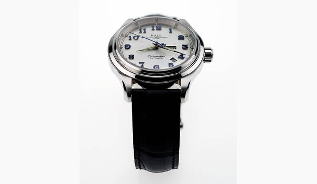 <strong>Ball Watch｜ボール・ウォッチ</strong>　トレインマスター クリーブランド エクスプレスは、COSC認定のクロノメーターを取得。文字盤には厚さ0.4mmの植字式インデックスを配置。