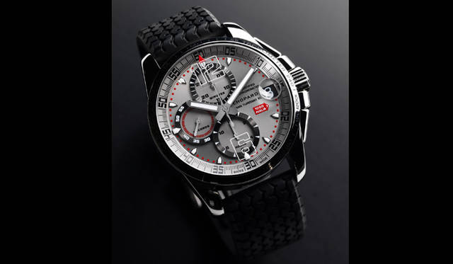 <strong>ショパール｜CHOPARD</strong>　ショパールがスポンサードするイタリアのヴィンテージカーレース「ミッレ ミリア」を記念して発表されるスポーティクロノ。文字盤内のサブダイヤルがダッシュボードのメーター類を、ラバーベルトがタイヤのグリッドパターンを彷彿させる。「ミッレ ミリア GT XL クロノ 2007 限定モデル」