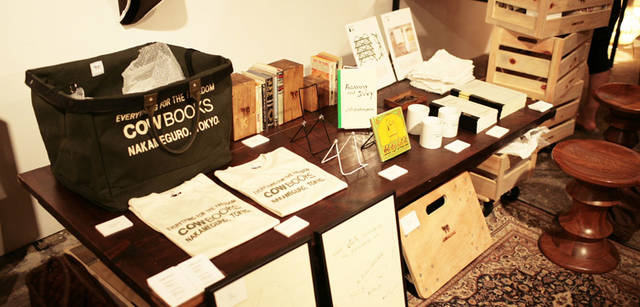 「COW BOOKS」も今年も参加。新作のグッズも好評。