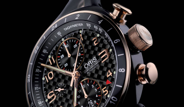 <b>ORIS｜オリス</b>　TT3 クロノグラフの限定バージョンには、ポインター式の24時間表示が装備される。時針との組み合わせで、第2時間帯表示も可能だ。