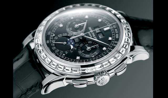 <strong>PATEK　PHILIPPE｜パテック フィリップ</strong>　永久カレンダー付クロノグラフ 5971。重厚なプラチナケースを採用し、ベゼル・文字盤・バックルにはバケットカットダイモンドをセット。ラグジュアリー感漂うメンズモデルである。
