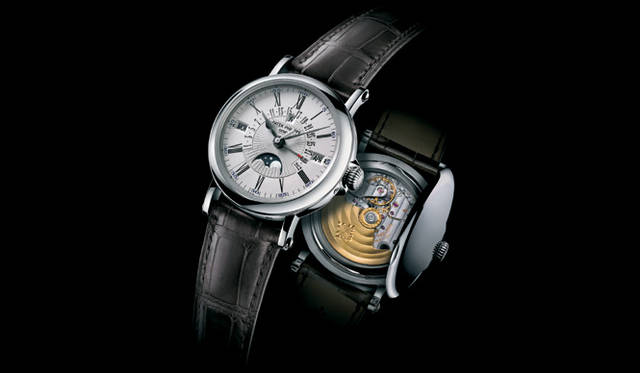<strong>PATEK　PHILIPPE｜パテック フィリップ</strong>　永久カレンダー 5159。ケースバック保護のヒンジ付きカバーを備えた“オフィサーケース”にちなみ別名“オフィサーウォッチ”。カバーを開けるとサファイアクリスタルでシールドされた自社製ムーブメント「Cal.315 S QR」。同社ではめずらしくセンターローター式（21Kローター）を採用した実用性の高い自動巻きムーブメント。