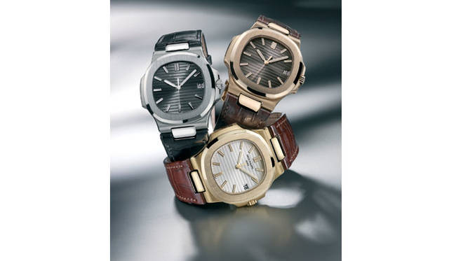 <strong>PATEK　PHILIPPE｜パテック フィリップ</strong>　ノーチラス 5711。2006年に生誕30周年を祝してリニューアルされた、新生ノーチラス・コレクション。従来のモデルより径1mm拡大、より迫力ある姿に。ただし2006年段階では、SSモデルのみのラインナップ。2007年には、これにエレガントなゴールドモデルが加えられた。左｜18KWGケース、中｜18KYGケース、右｜18KRGケース