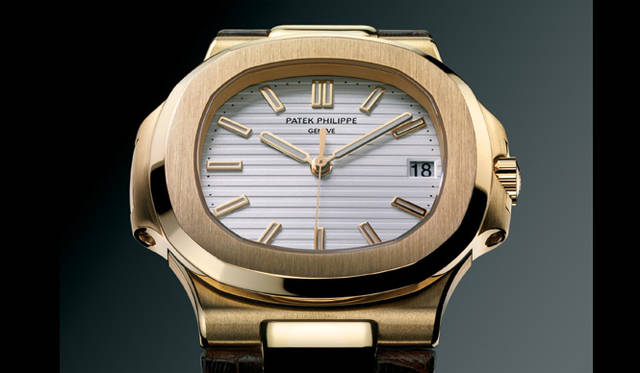 <strong>PATEK　PHILIPPE｜パテック フィリップ</strong>　ノーチラス 5711。船窓にインスピレーションを受けてデザインされた優雅なオーバルケース。文字盤にはスポーティな水平エンボス模様が装飾されている。シルバーカラーは18Kイエローゴールドケースのみの設定。