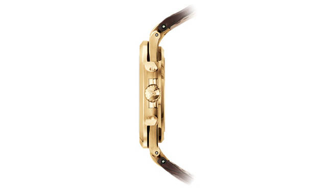 <strong>PATEK　PHILIPPE｜パテック フィリップ</strong>　ノーチラス 5711のサイドビュー。ノーチラスは、ケースの両サイドに飛び出たヒンジ部分をネジ留めするという、ユニークな防水構造を持つ。