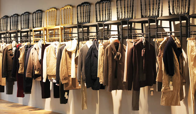 slowear4ブランドのコーディネイト例。店内に入って、手前がウィメンズ、奥がメンズとなっていて、着こなしの参考になる