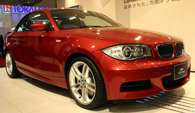 今回の５台では特例の４m超、「BMW135iクーペ」。ワールドプレミア「M3セダン」をおいてこのモデルを選ぶところが下野さんらしい（!?）。
