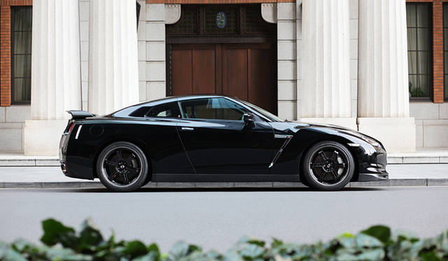 NISSAN GT-R Spec V｜Ray’s wheel painted in black shows that this is the 