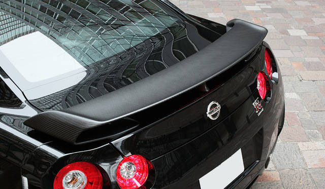 NISSAN GT-R Spec V｜The top of the rear spoiler is also made of fiber. Is it for the weight saving? or for the looking?