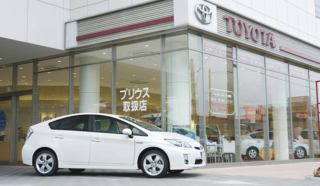  東京トヨタ江戸川店にて。現在、同店での販売の65％をプリウスが占めるとのこと。
