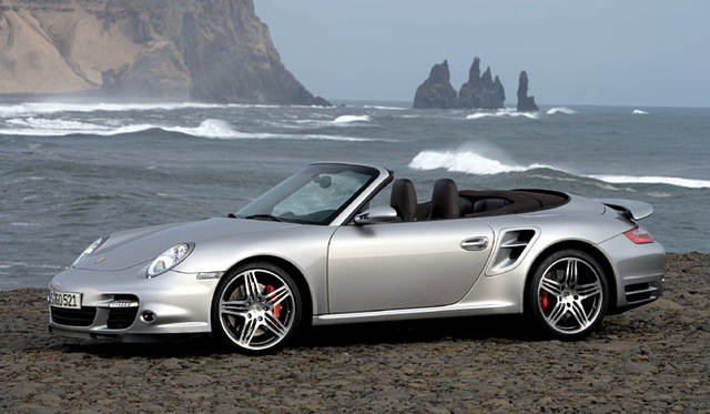 <b>PORSCHE 911 TURBO CABRIOLET｜ポルシェ911ターボカブリオレ</b><br>クラシカルな雰囲気を漂わせるソフトトップを911ターボに与えたのがこのモデル。クーペモデル同様の高い走行性能とオープンエアモータリングの楽しさがこれ一台で堪能できる。
