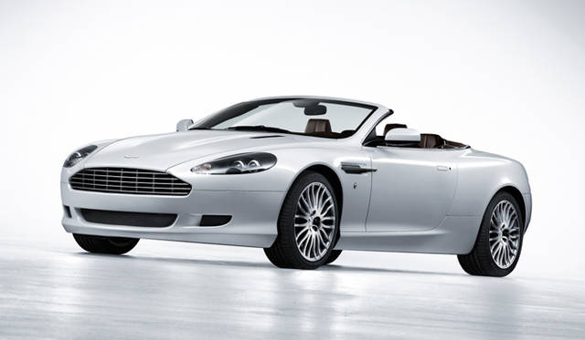 <br>2003年のフランクフルトショーで公開された新世代のアストン・マーティンがDB9。オープンモデルの“ヴォランテ”に加え、クーペモデルもラインナップする。