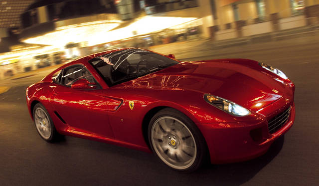<br>フェラーリ599はシリーズプロダクションのV12モデルとしては最強のパワーユニットを持つ最新の2シーターベルリネッタだ。