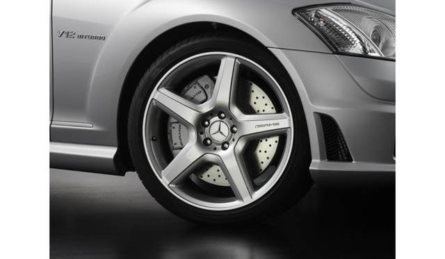<b>Mercedes-Benz S65 AMG LONG/S63 AMG LONG｜メルセデス・ベンツ S65 AMGロング/S63 AMGロング</b><br>S65 AMGには、チタニウムグレーに輝くマルチピース5スポークのアルミホイールがおごられる。タイヤサイズは前255/40ZR19、後275/40ZR19。