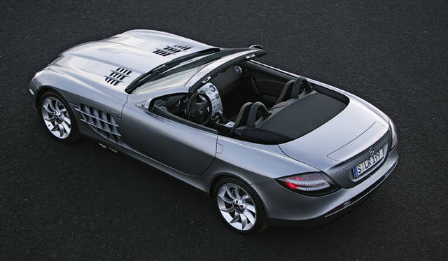 <b>Mercedes-Benz SLR MCLAREN ROADSTER｜メルセデス・ベンツ SLRマクラーレン ロードスター</b><br>ボディはF1同様、カーボンモノコック構造を採用。外板もカーボンとすることで、スチールでつくる場合に比べて重量は半分に抑えられる。