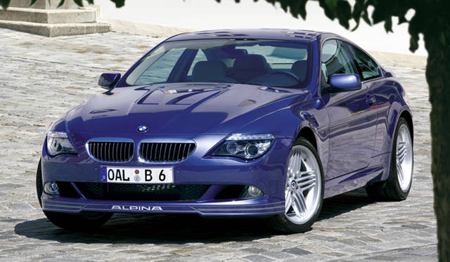 <br>BMW6シリーズとの違いは一目瞭然。軽量構造のボンネットにはふたつのエアアウトレットが設けられ、その下には強力な4.4リッターV8が潜んでいる。