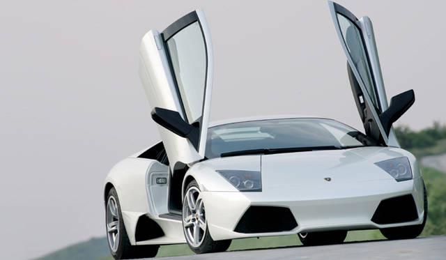<br>ディアブロの後継モデルとして2001年に登場したのがムルシエラゴ。特徴的な跳ね上げ式のドアは健在。2006年にはエンジンのパワーアップが図られてムルシエラゴLP640に進化した。
