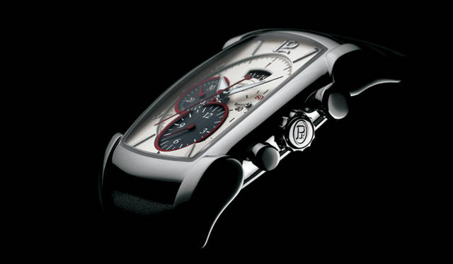<strong>PARMIGIANI　FLEURIER｜パルミジャーニ・フルリエ</strong>　流麗なトノーケースに、ドーム型に成形されたサファイアクリスタル風防。そして、量感を持って手首に優しくフィットするラグを持つ、きわめて個性的な「カルパ」シリーズのケースフォルム。