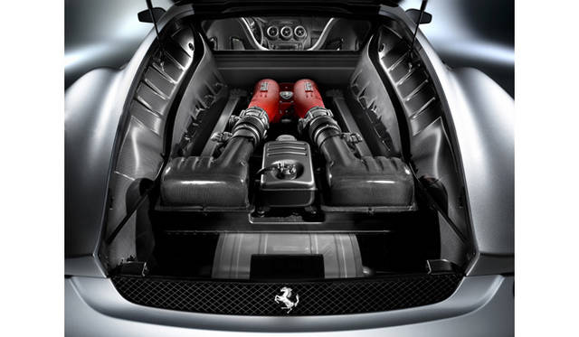 <br>4.3リッター90度V8エンジンはF430のために新たに開発された先進のパワーユニット。最高出力490ps、最大トルク465Nmの実力を備え、3500rpmで最大トルクの8割を絞り出す柔軟さを持つ。
