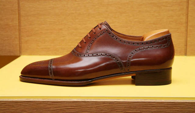 <strong>Johｎ Lobb｜「SHIGEMATSUモデル」</strong>　これがビスポークのベースとなったモデル「エリオット」。通常、つま先（トウキャップ）、アッパー（ヴァンプ）、レースステイ、側面（クウォーター）、かかと（ヒールカウンター）の５つの部分の皮を縫って仕上げられる