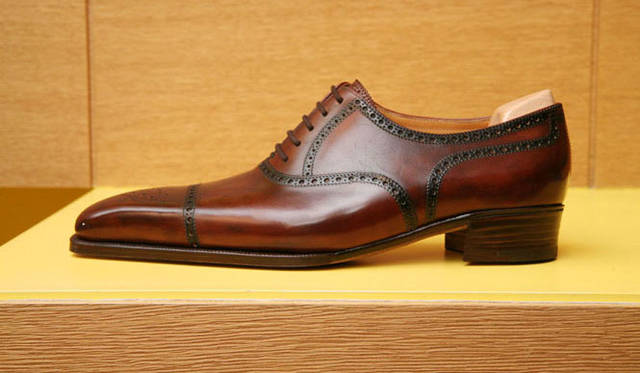 <strong>Johｎ Lobb｜「SHIGEMATSUモデル」</strong>　今回のビスポークでは、つま先（トウキャップ）＋アッパー（ヴァンプ）で1枚の皮、レースステイ＋側面（クウォーター）＋かかと（ヒールカウンター）で1枚の皮と、2枚の皮で縫い上げられている