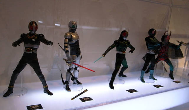 <b>RAH 仮面ライダーシリーズ</b><br>メディコム・トイ創設の頃よりつくり続けられている「仮面ライダー」シリーズ。今回の注目はシャドームーンだ。