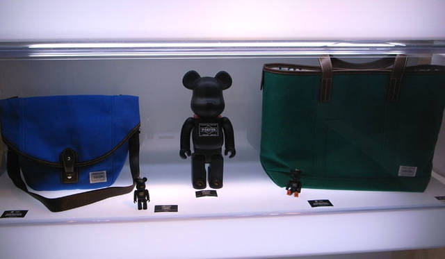 <b>PORTER 400％ BE＠RBRICK & PORTER 100% BE＠RBRICK</b><br>ポーターとのコラボも目白押し。とくにBE@RBRICKに来場者の目は止まっていた。2008年9月発売、400%は7140円、100％はバッグとセットで2万1500円～4万円。