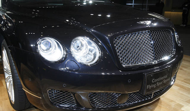 <br>ダークティントクロム製のフロントマトリックスグリルとロアエアインテークがフロントまわりにおけるスピードの特徴。