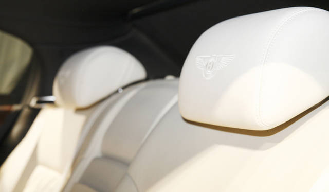 <br>BENTLEYのエンブレムが刺繍されたヘッドレストもスピードならでは。