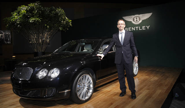 <br>発表会場でフォトセッションにのぞむベントレー モーターズ ジャパン代表のティム・マッキンレイ氏。