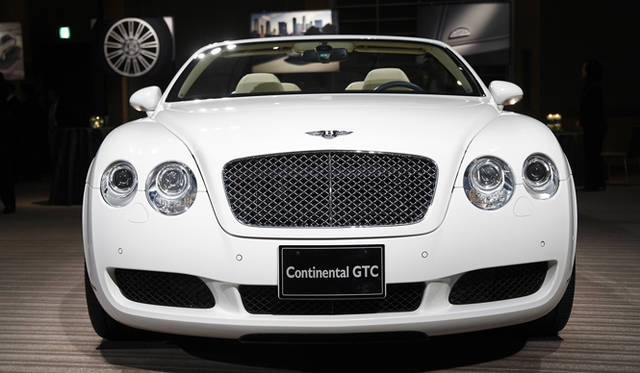 <br>発表会場には、2009年モデルのコンチネンタルGTCももちこまれていた。