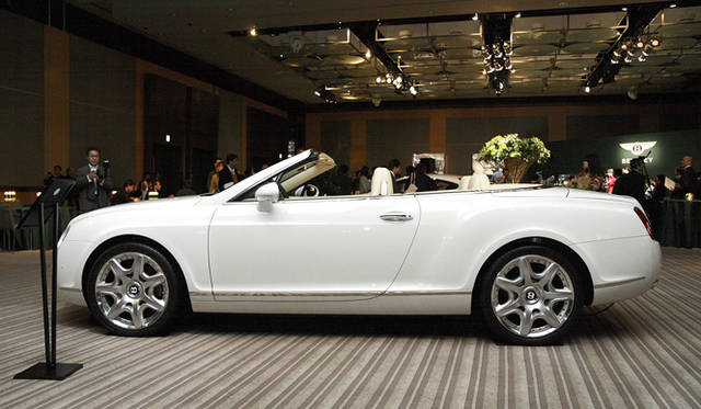 <br>発表会場には、2009年モデルのコンチネンタルGTCももちこまれていた。